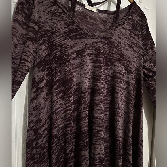 Asymmetric top comfortable and so cute! Size small - Picture 2 of 5